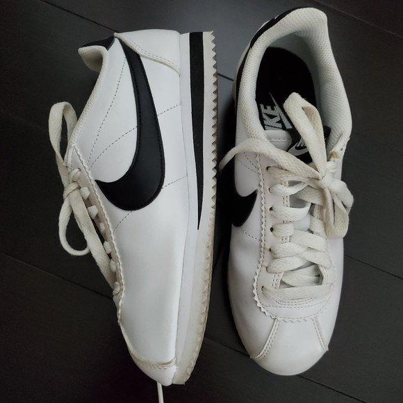 Nike Women's Classic Cortez Leather Shoes - White and Black - Picture 5 of 11